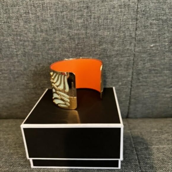 Les Georgettes Reversable Leather Cuff Bracelet - Picture 2 of 5